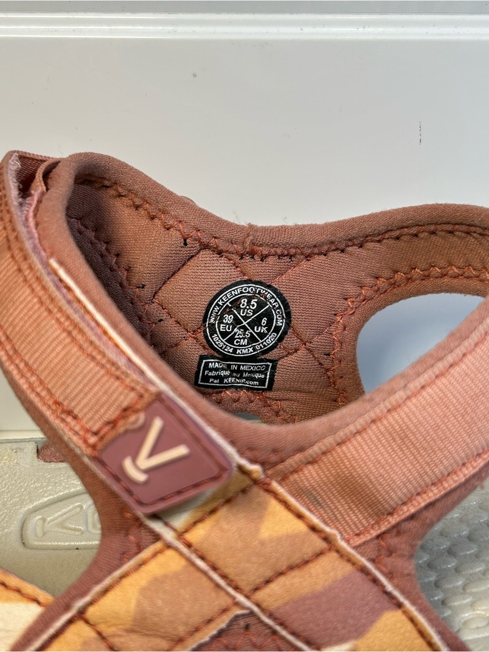 Keen Rose Women's 8.5 Peach Cream Tan Multicolor Closed Toe Strappy Sandal - Picture 12 of 16